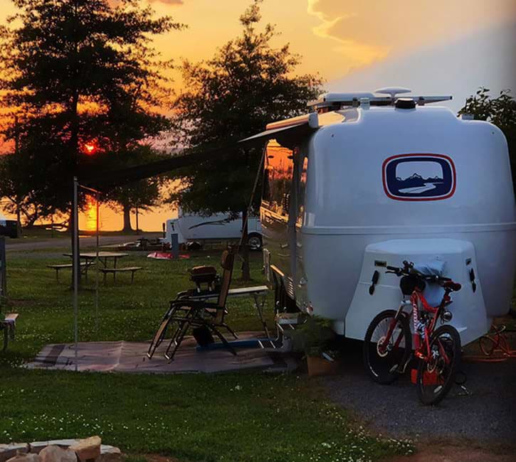 12 Essentials for RV Enthusiasts: From Choosing the Right Park to Boondocking Tips